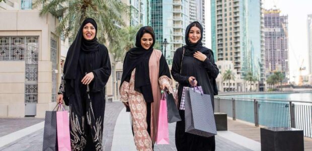 الموضة مرآة تعكس ثقافة المجتمع وتطوره = الموضة مرآة تعكس ثقافة المجتمع وتطوره