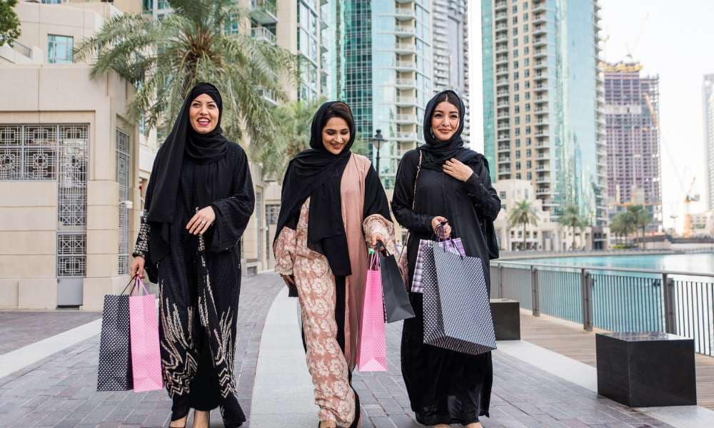 الموضة مرآة تعكس ثقافة المجتمع وتطوره = الموضة مرآة تعكس ثقافة المجتمع وتطوره